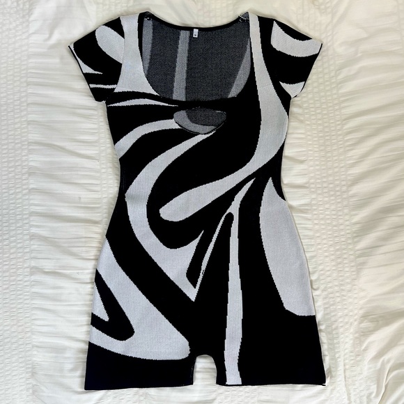 “NothingButStyle” Wavy Knitted Cut Out Playsuit Black and White Size Medium - Picture 2 of 5